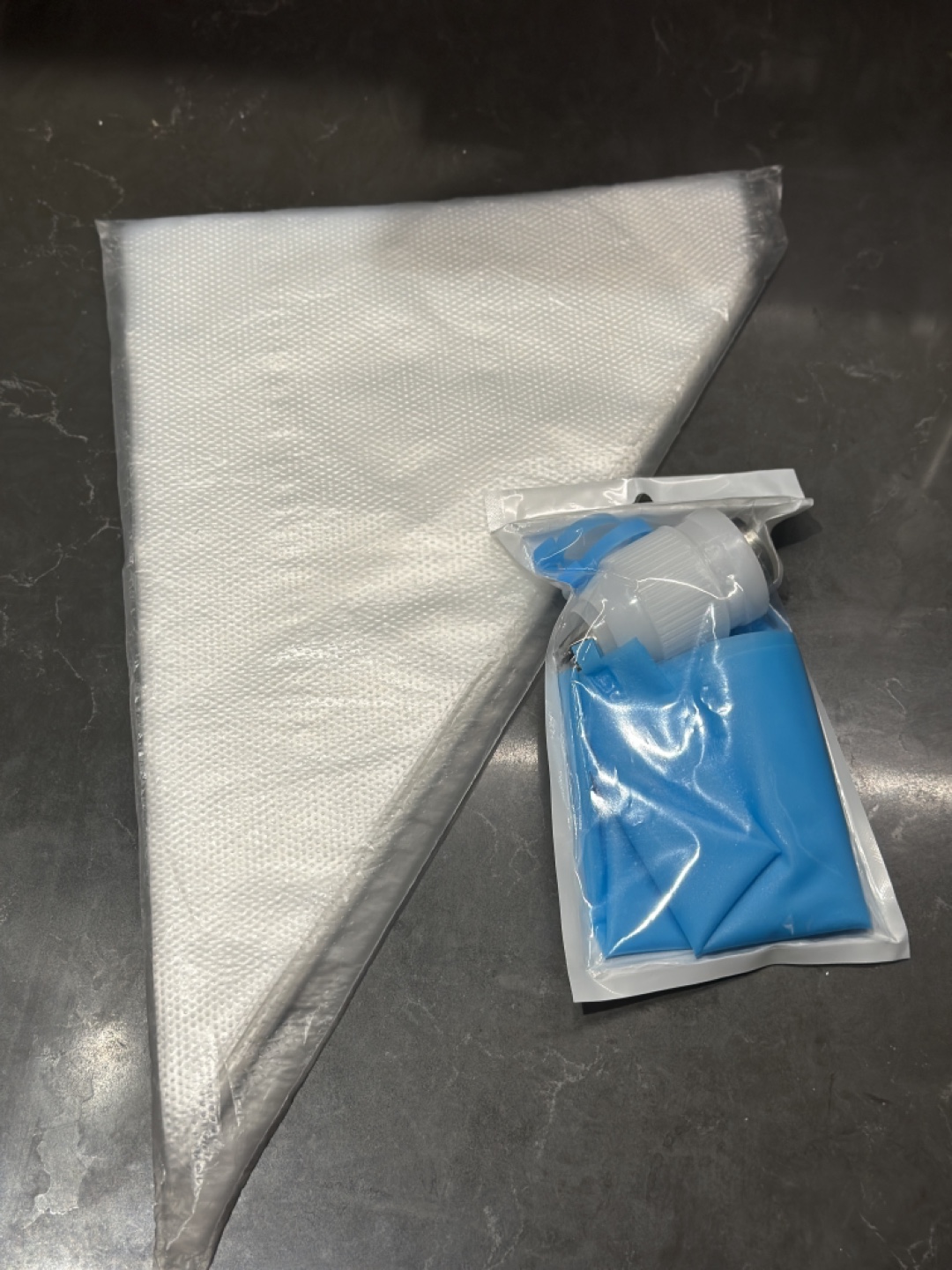 100 Pcs Piping Bags and Reusable Piping Tips