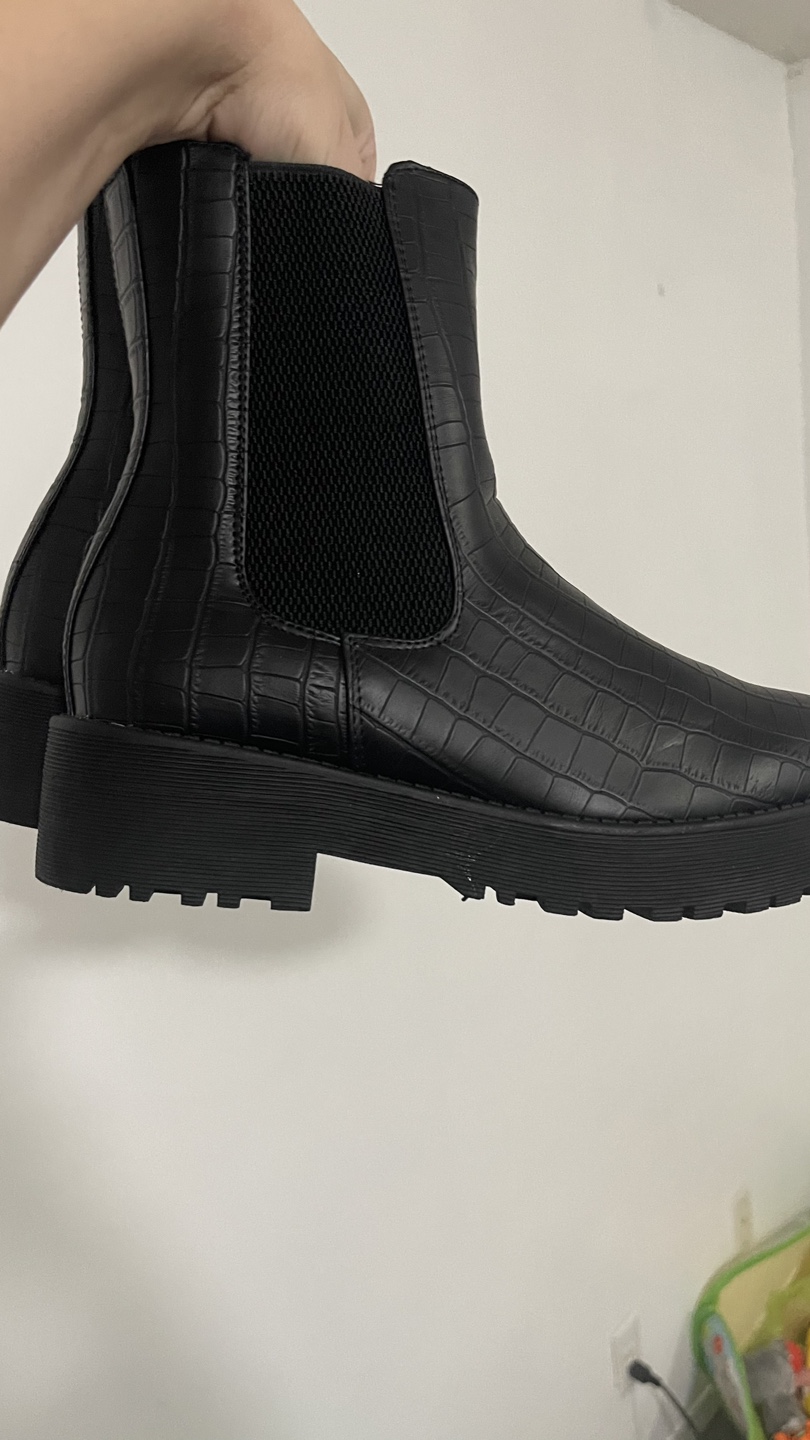 NEW Black Crocodile-Embossed Chelsea Boots - photo 2