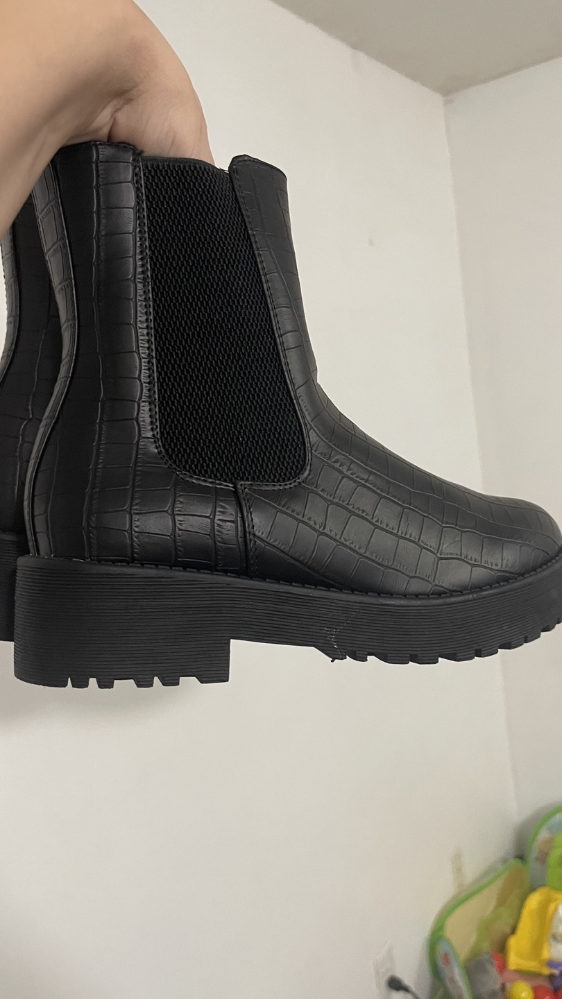 NEW Black Crocodile-Embossed Chelsea Boots