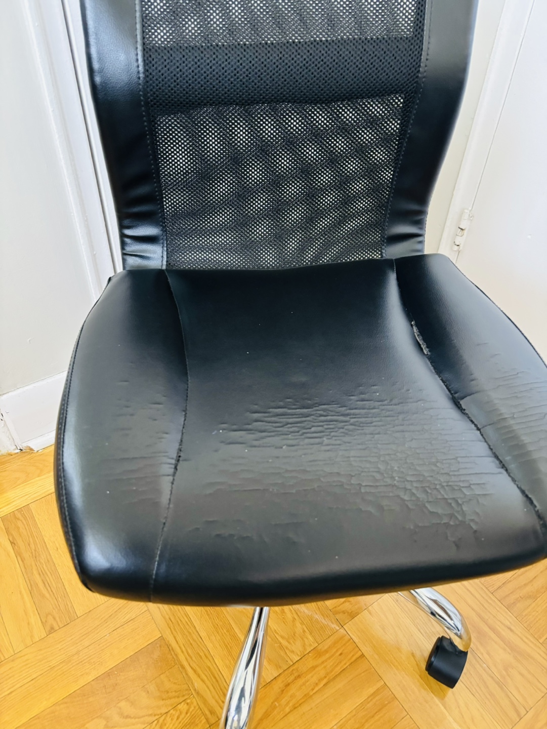 Black Mesh Back Office Chair - photo 2