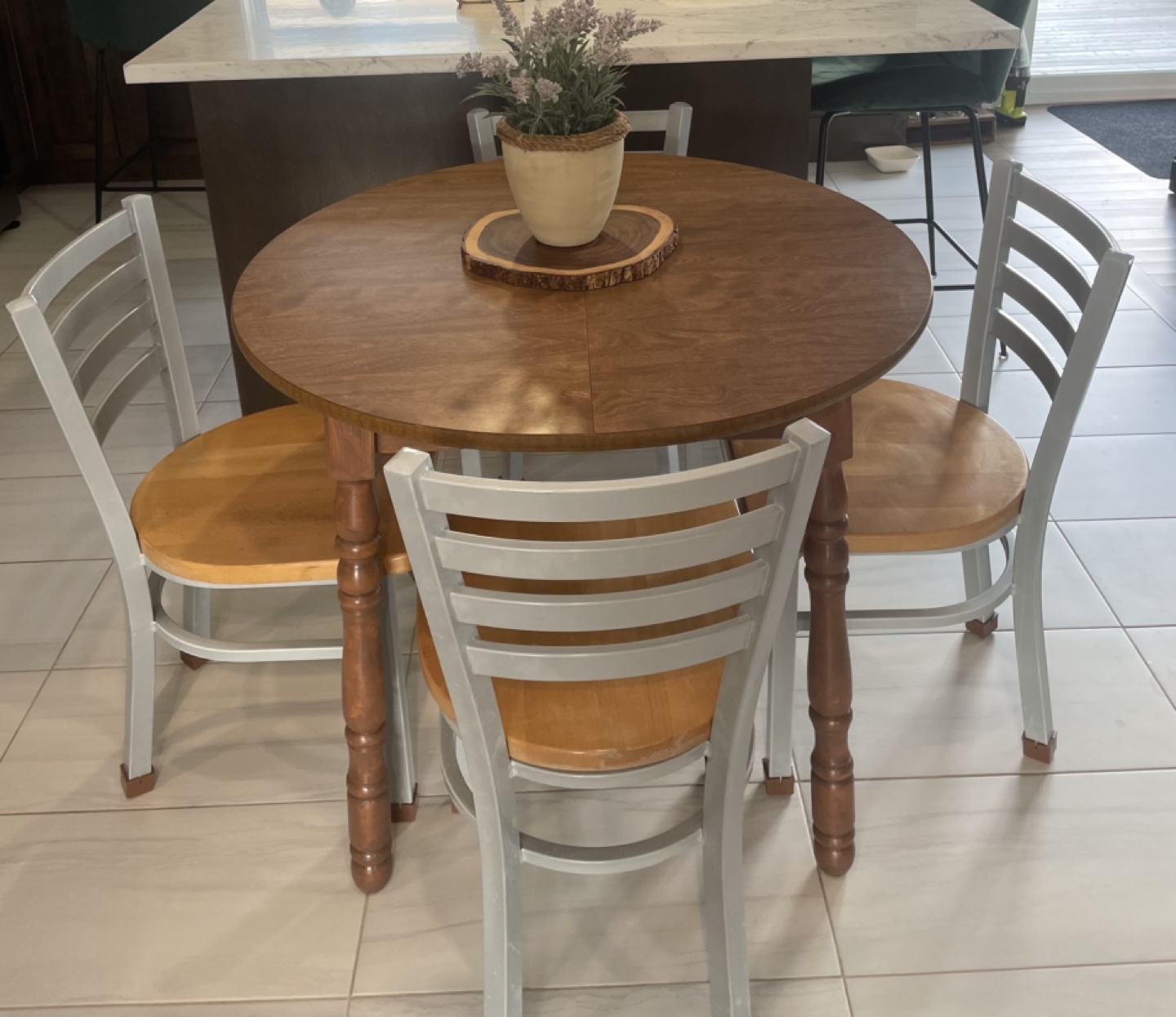 Round Extendable Table with 5 Chairs