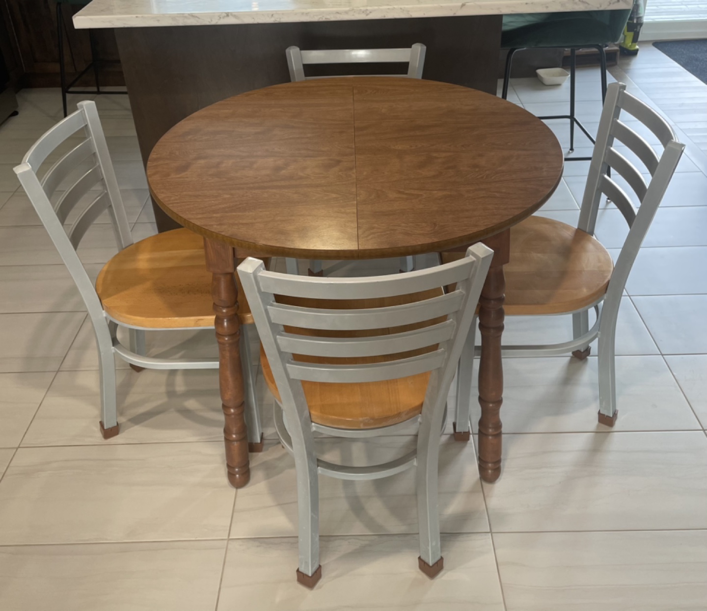 Round Extendable Table with 5 Chairs - photo 3