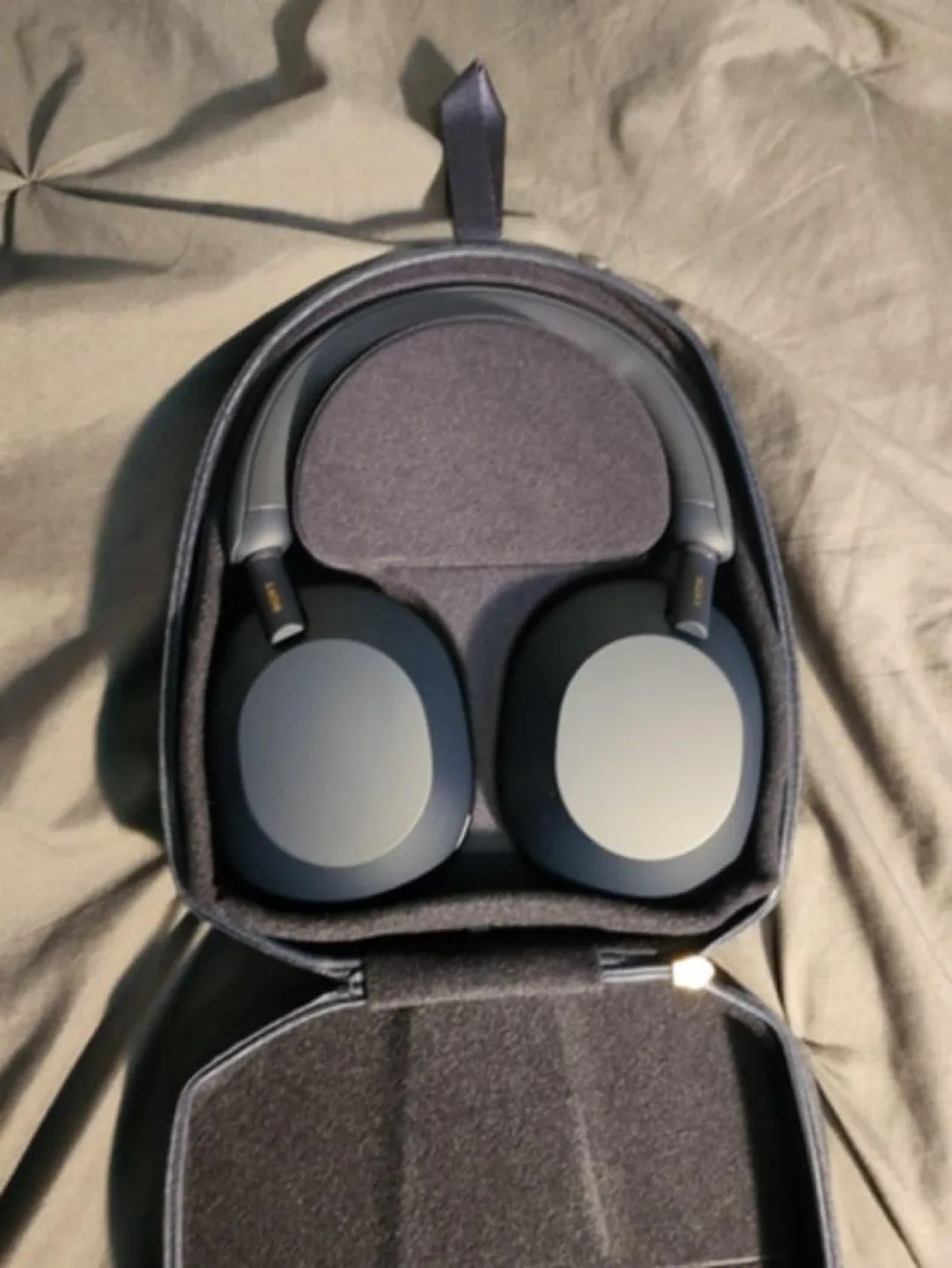 Sony WH-1000XM4 Noise Cancelling Headphones thumbnail