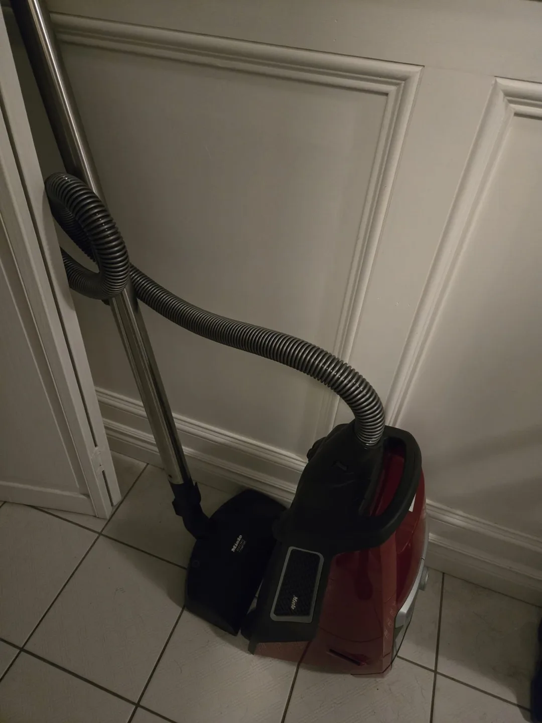 Miele Vacuum Cleaner image indicator(2)