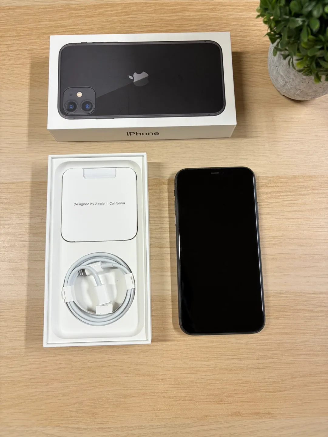 Apple iPhone 11 - 64GB Black ( UNLOCKED ) Mint Condition thumbnail