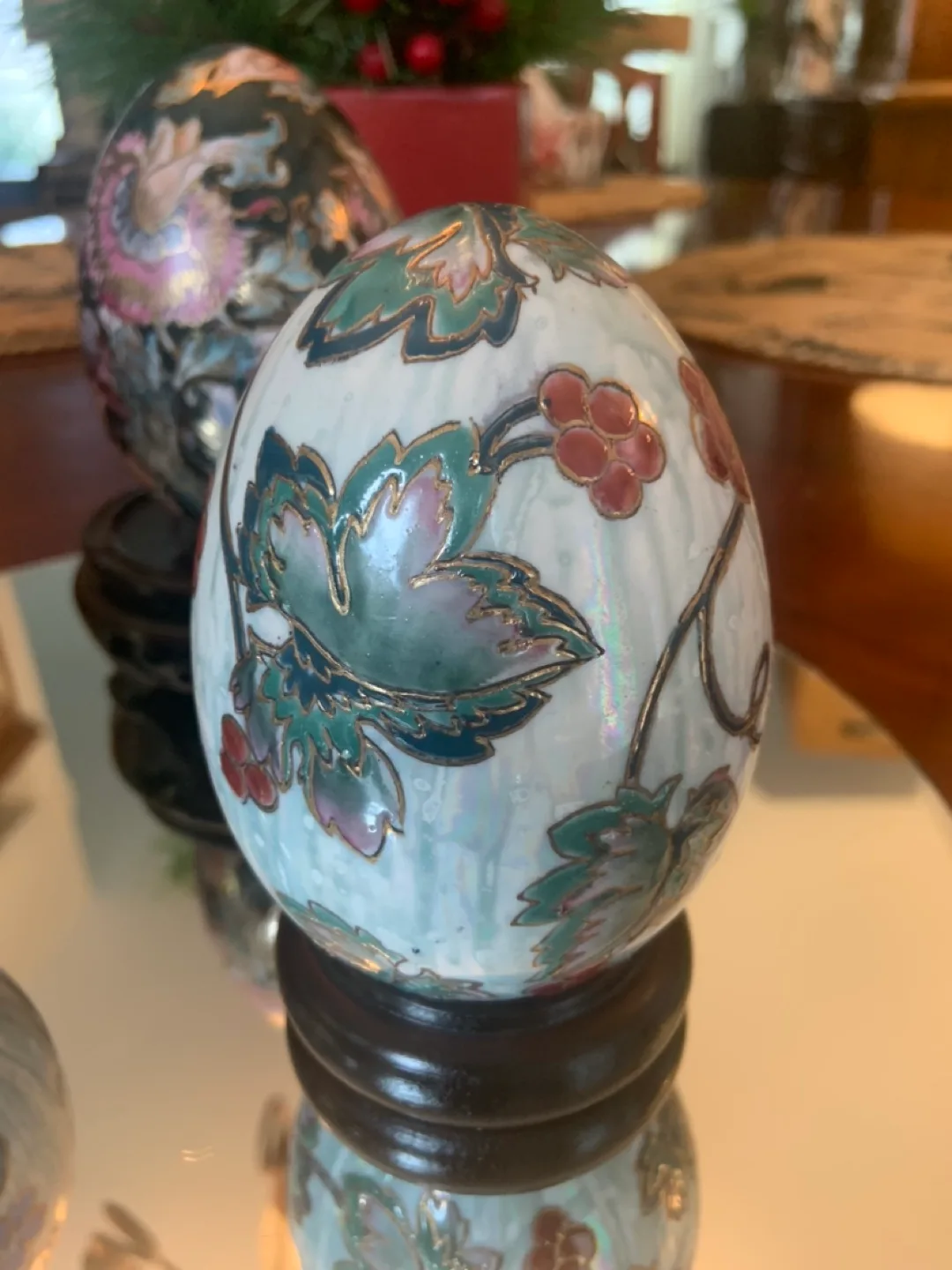 VINTAGE 3 LARGE HAND-PAINTED  GOLD TRIMMED CLOISONNÉ EGGS ! image indicator(2)