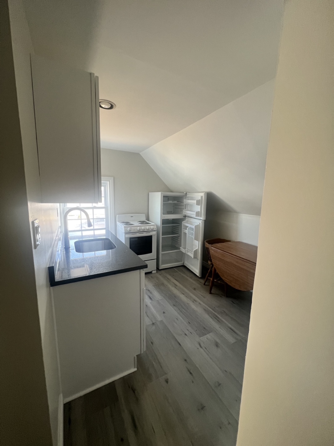 Newly updated apartment for rent - photo 3