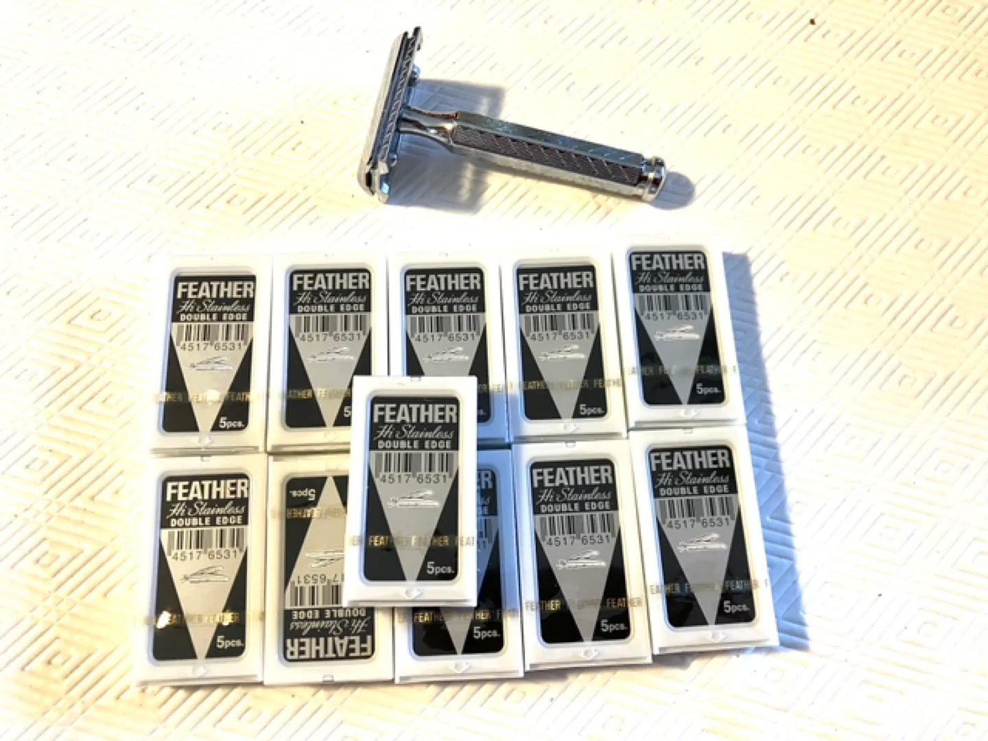Feather Razor with 11 Blades image indicator(2)