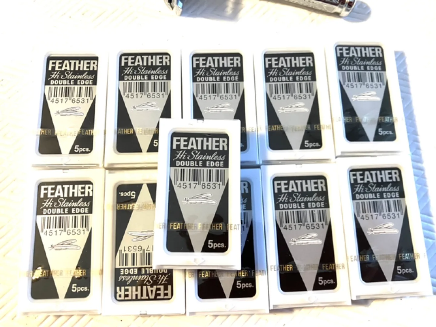 Feather Razor with 11 Blades image indicator(3)