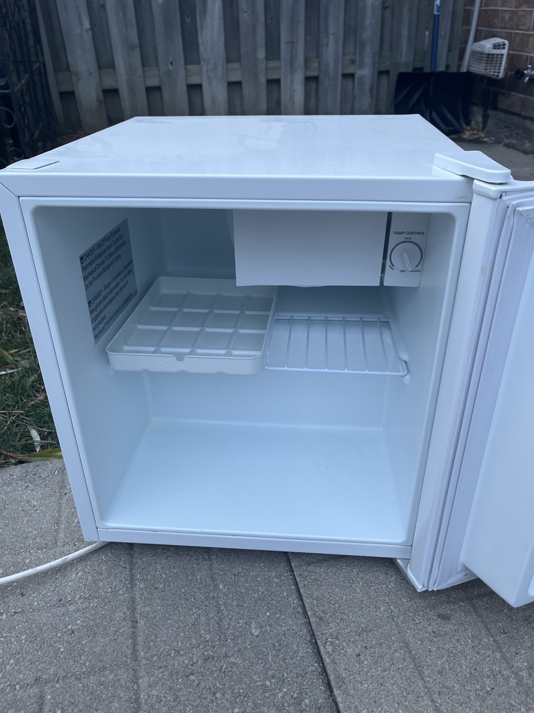 HAMILTON BEACH mini fridge with freezer (comes with tray) - photo 3