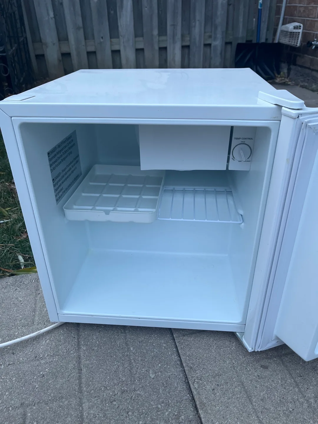 HAMILTON BEACH mini fridge with freezer (comes with tray) image indicator(3)