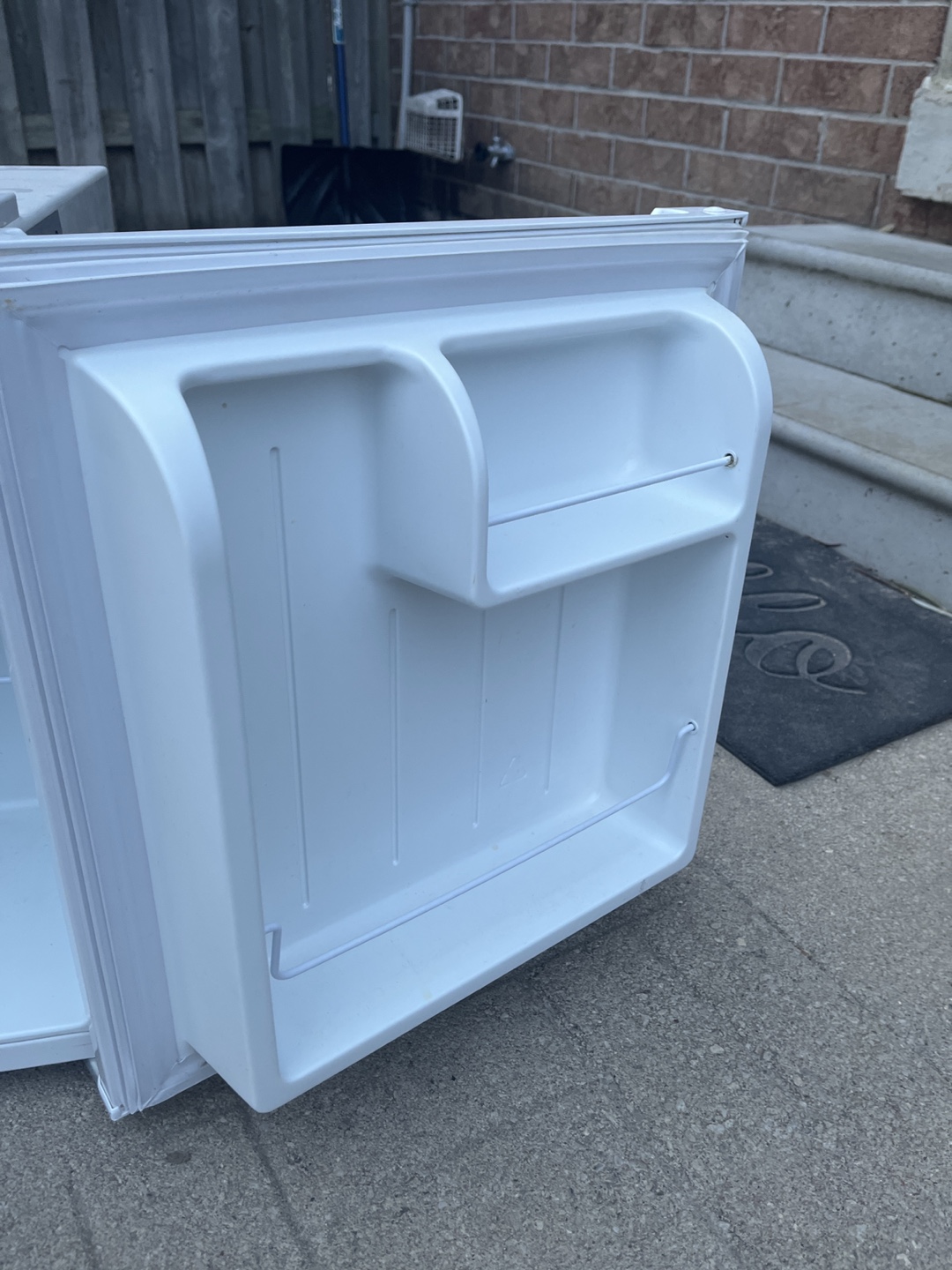 HAMILTON BEACH mini fridge with freezer (comes with tray) - photo 4