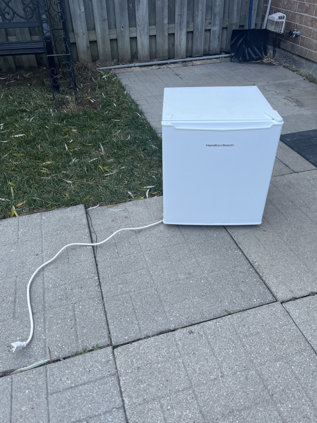 HAMILTON BEACH mini fridge with freezer (comes with tray)