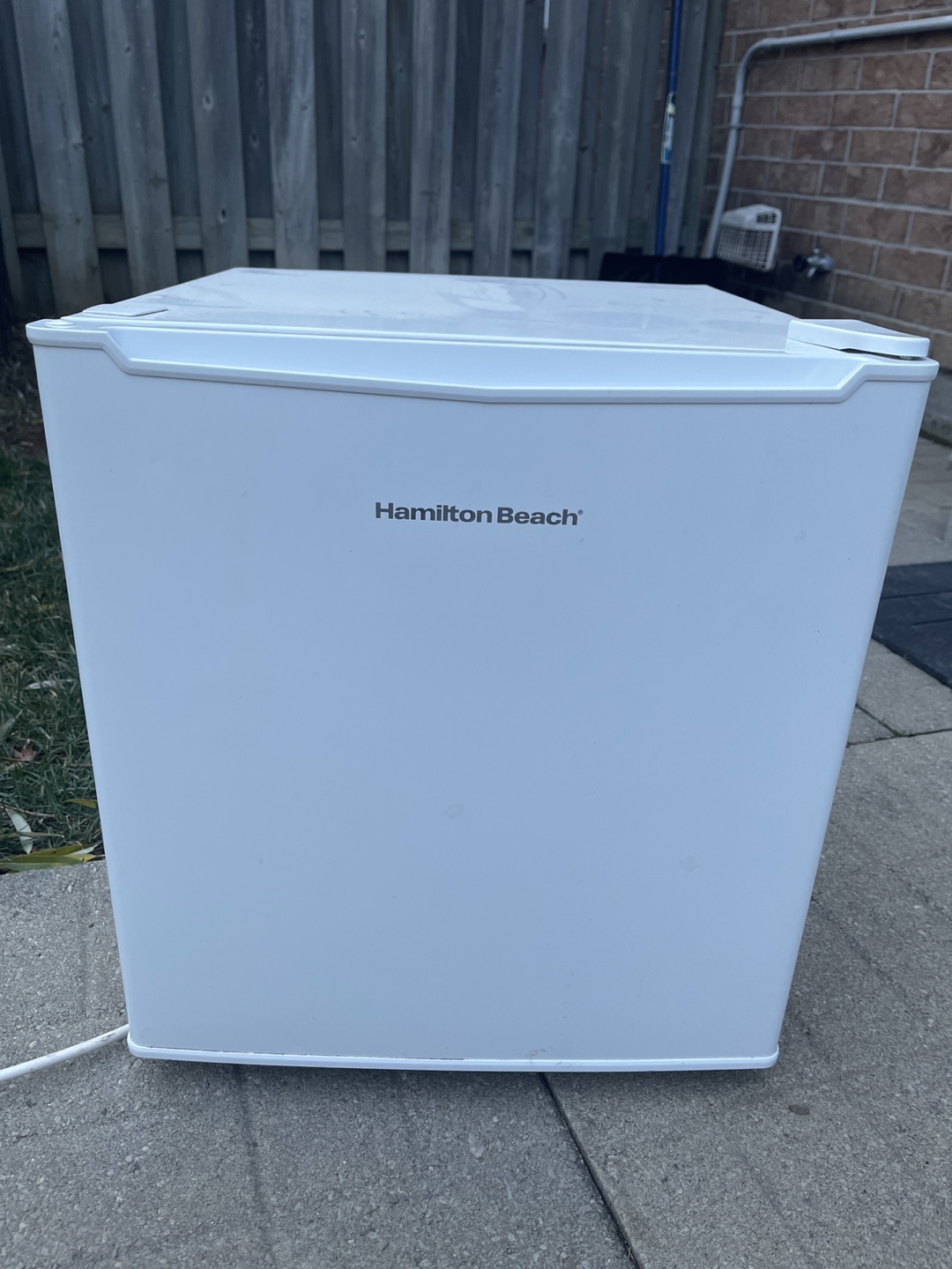 HAMILTON BEACH mini fridge with freezer (comes with tray) - photo 2