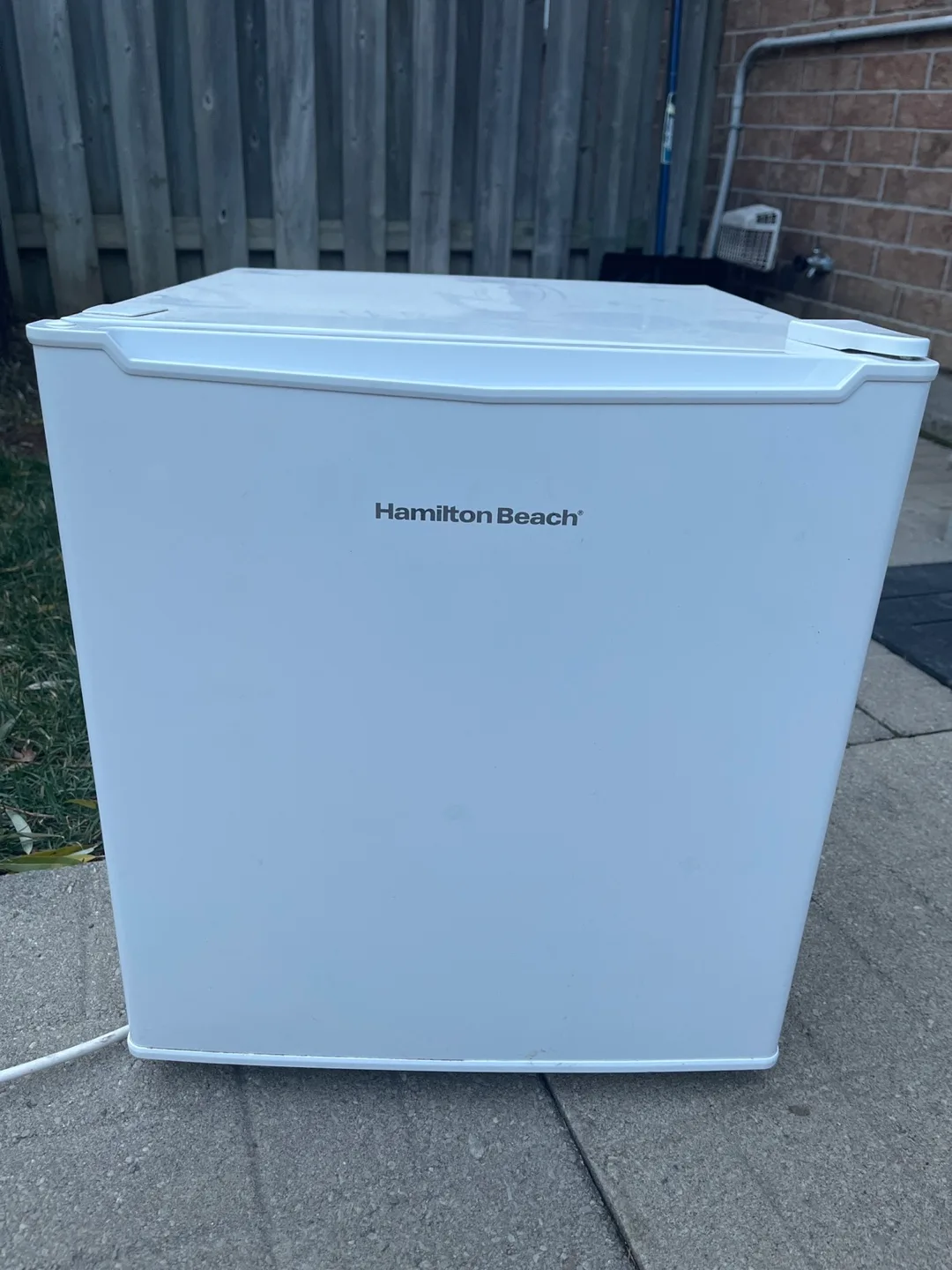 HAMILTON BEACH mini fridge with freezer (comes with tray) image indicator(2)