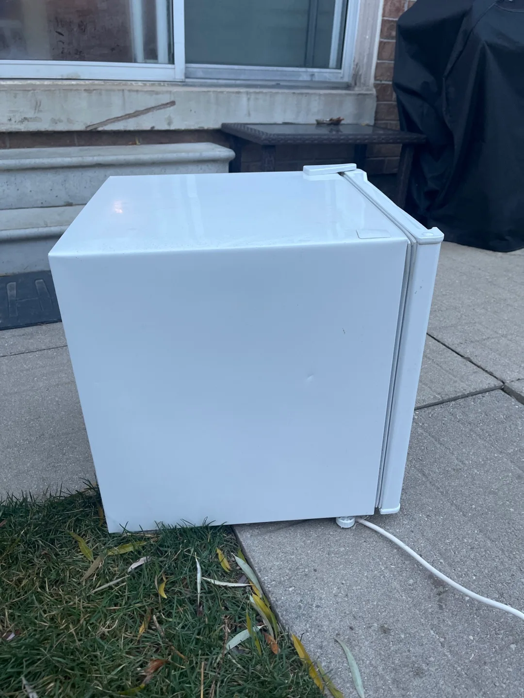 HAMILTON BEACH mini fridge with freezer (comes with tray) image indicator(7)