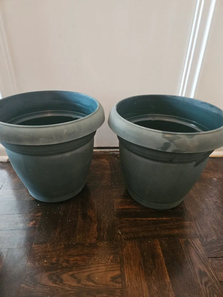 #freecycle Two Large Plastic Plant Pots thumbnail