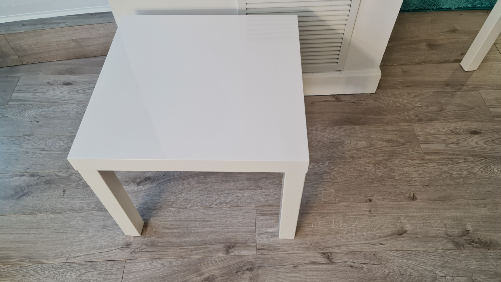2 White Side Table each is in 10$