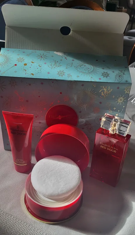 Elizabeth Arden Red Door Gift Set image indicator(2)