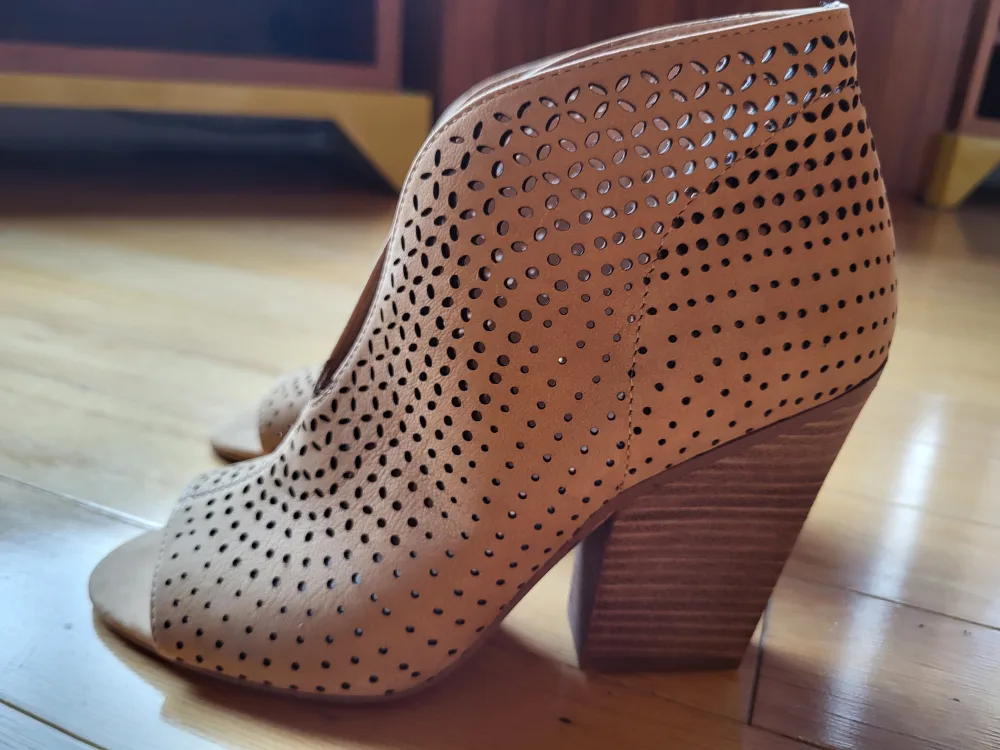 ❣️ New Vince Camuto Ankle Boots Tan Leather Peep Toe Size 6 image indicator(8)