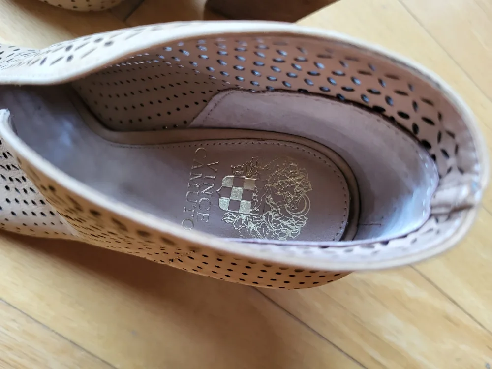 ❣️ New Vince Camuto Ankle Boots Tan Leather Peep Toe Size 6 image indicator(9)