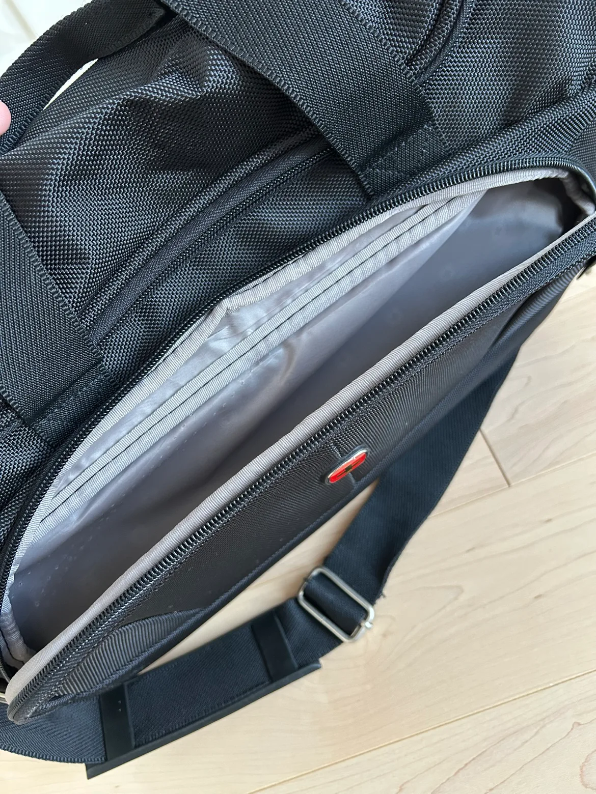 SwissGear Travel Duffle & Toiletry Bag image indicator(3)