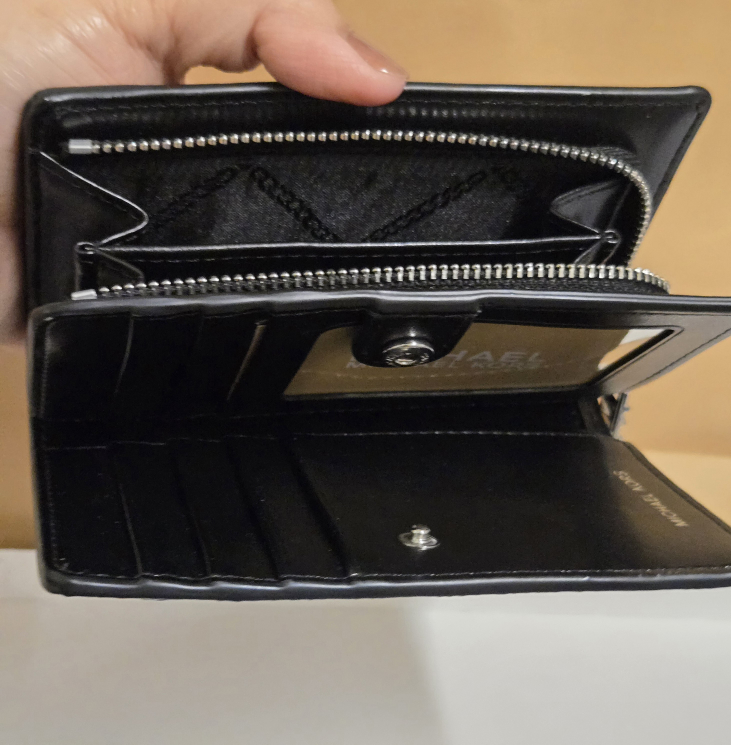 Michael Kors medium bifold wallet - photo 5