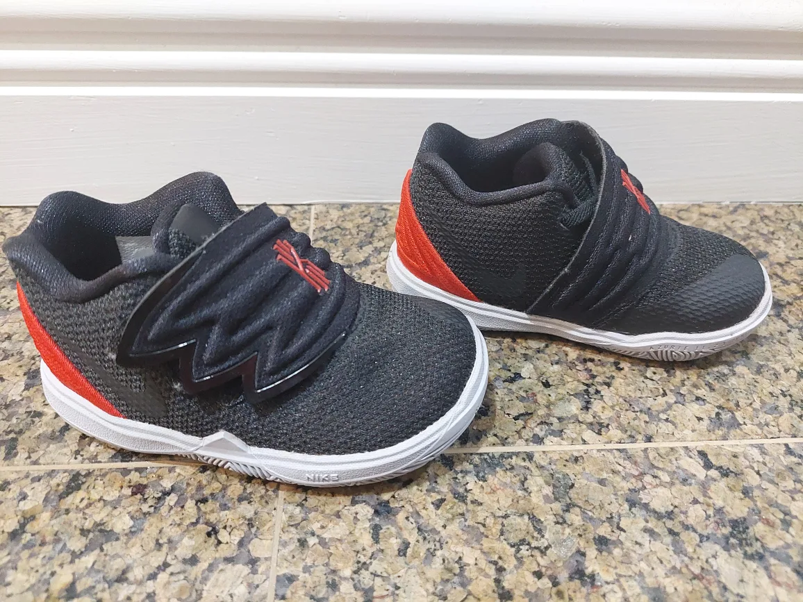 Nike Kyrie Irving Kids Toddlers Shoes Size 5c image indicator(3)