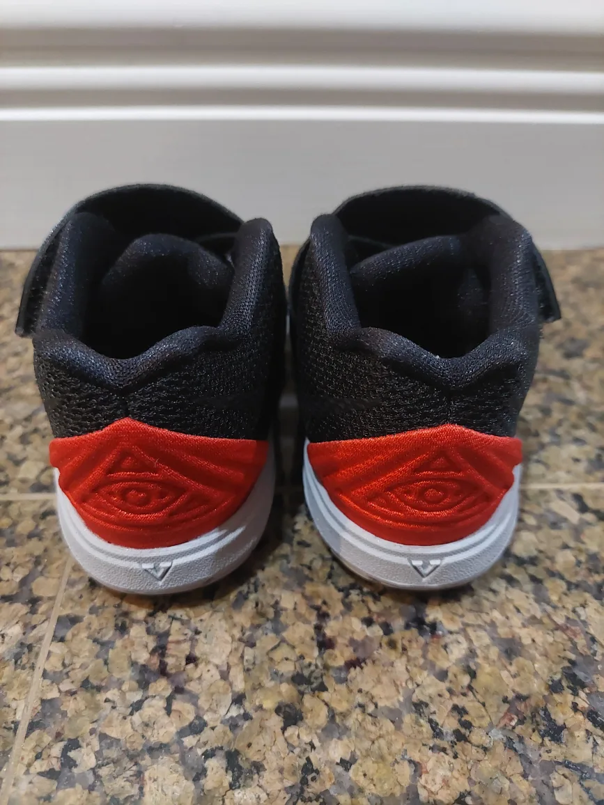 Nike Kyrie Irving Kids Toddlers Shoes Size 5c image indicator(6)
