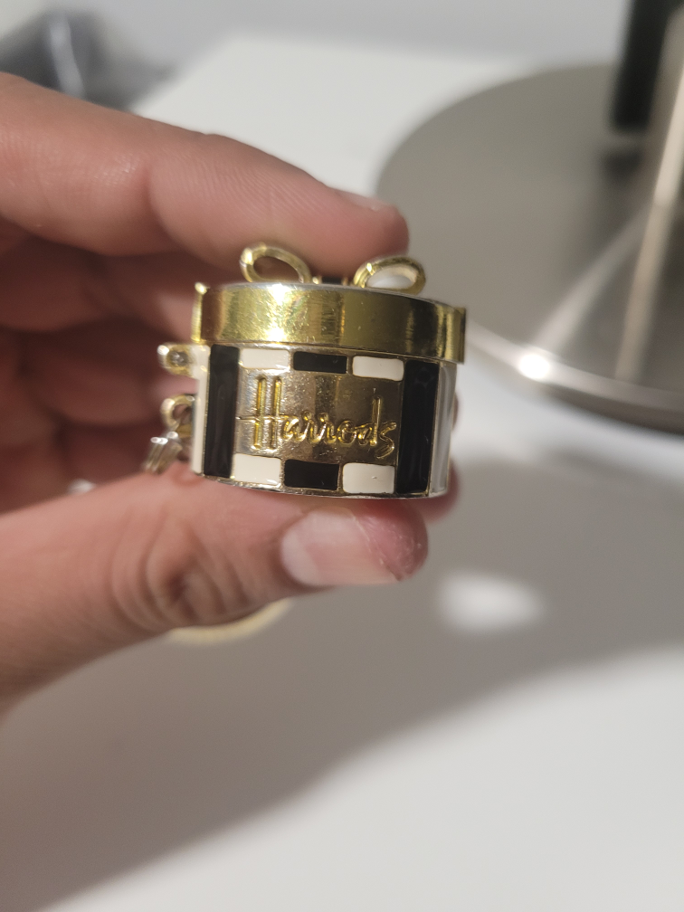"Limited edition" Harrods Gift Box Keychain. Market value $100. - photo 4