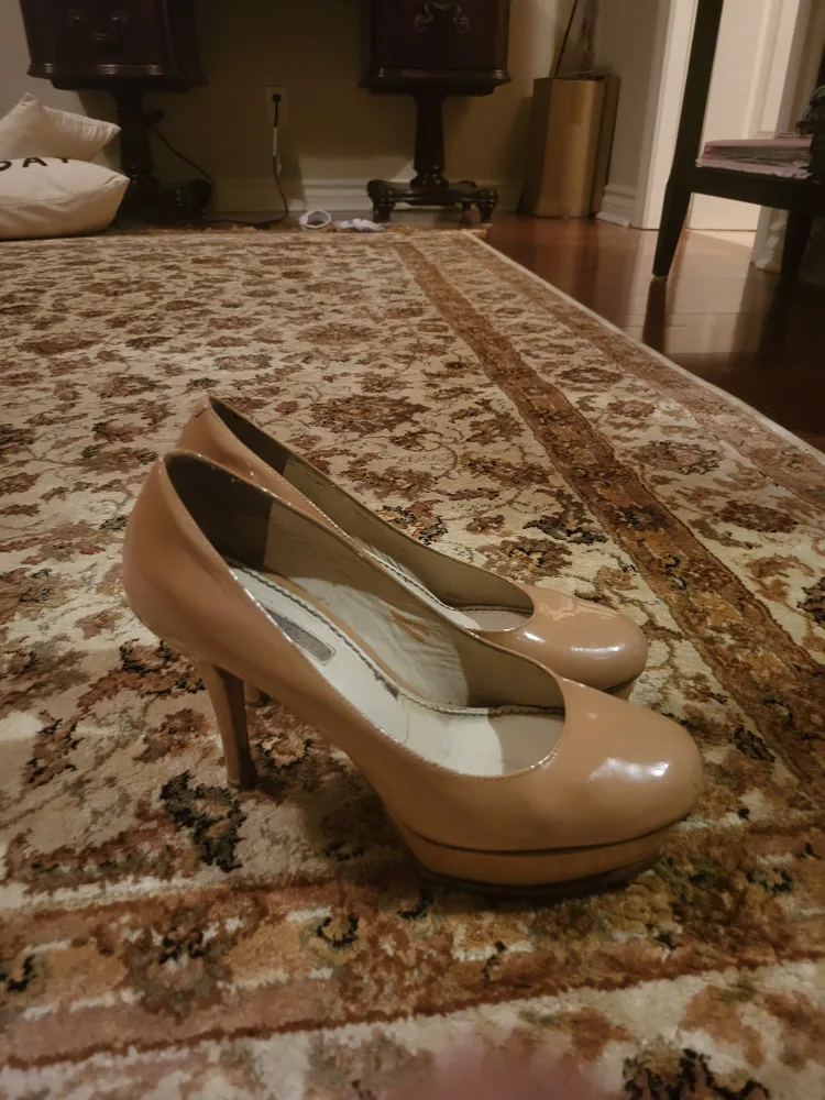 vera wang Tan Platform Heels image indicator(2)