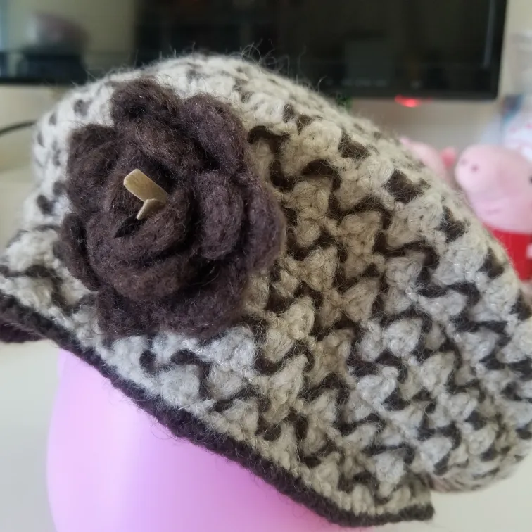Knitted Beret with Flower image indicator(2)
