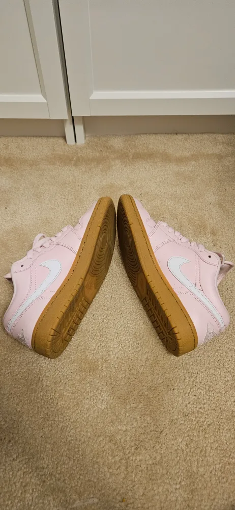 Nike Air Jordan 1 Low Pink image indicator(4)