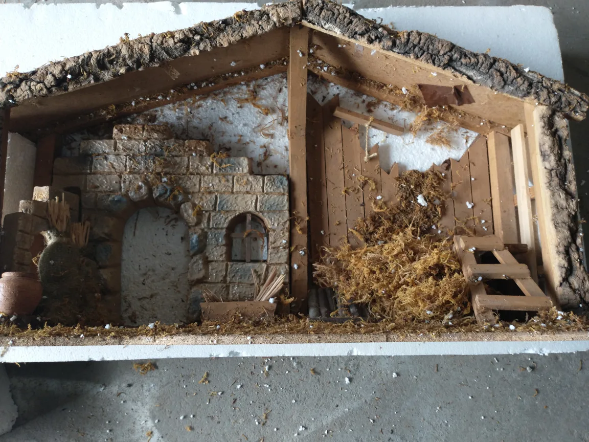 Wooden Nativity Stable image indicator(5)