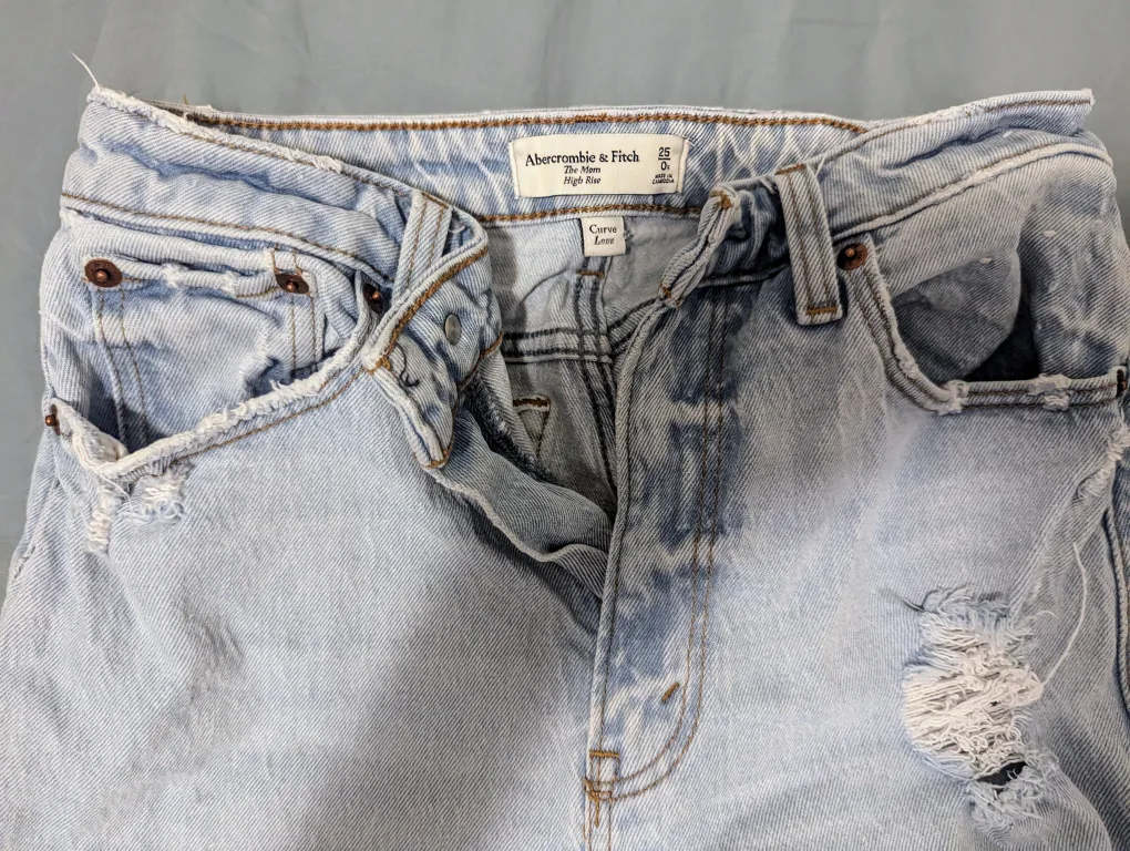 2x women's bottons: Lululemon and Abercrombie and Fitch image indicator(4)