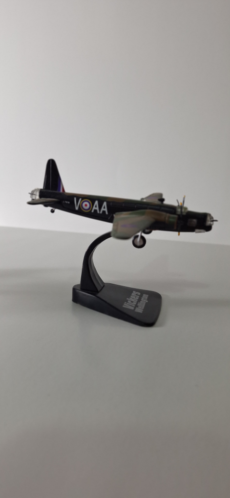airplane die-cast models Vickers Wellington &  P-61 Black Widow - photo 2