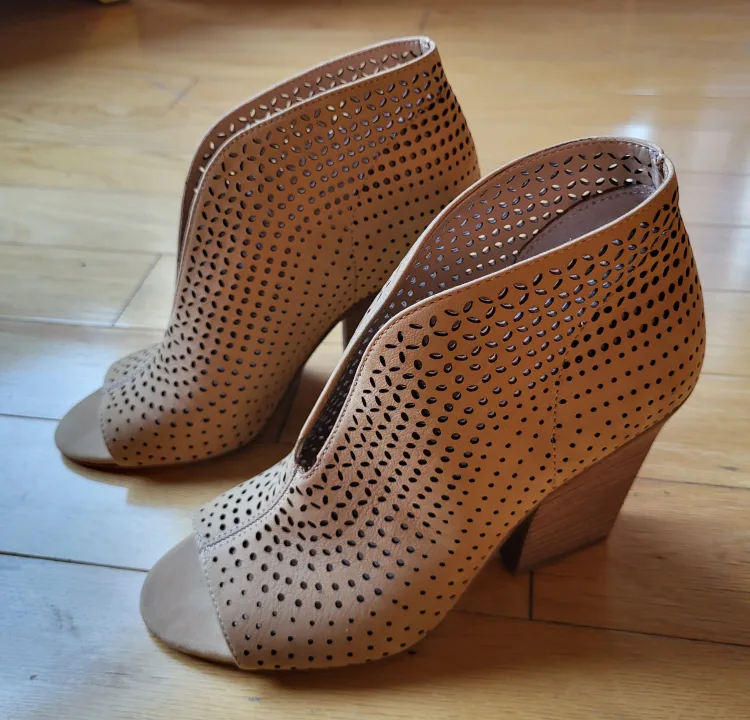 ❣️ New Vince Camuto Ankle Boots Tan Leather Peep Toe Size 6 image indicator(2)