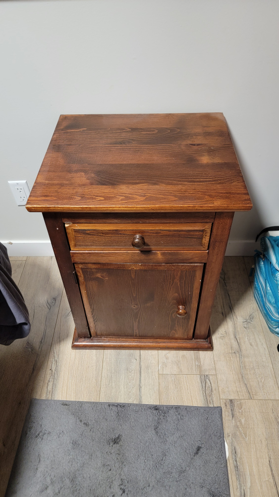 2 Wooden Nightstands