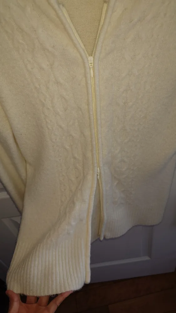 White Hooded Cable Knit Zip Up Sweater image indicator(3)