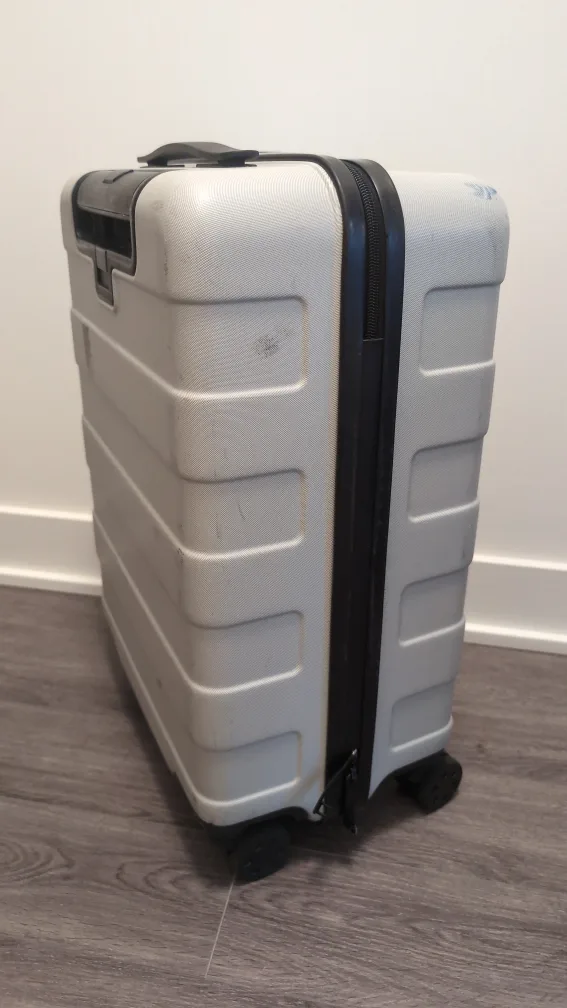 Carry-on Suitcase image indicator(3)