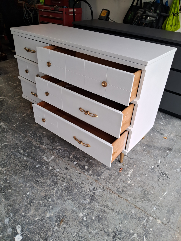 Mid Century Dresser.very good condition.