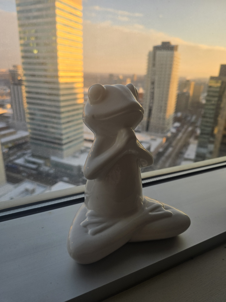 🧡 White Ceramic Yoga Frog Figurine # Freecycle - photo 2