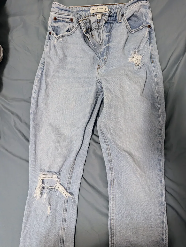 2x women's bottons: Lululemon and Abercrombie and Fitch image indicator(5)