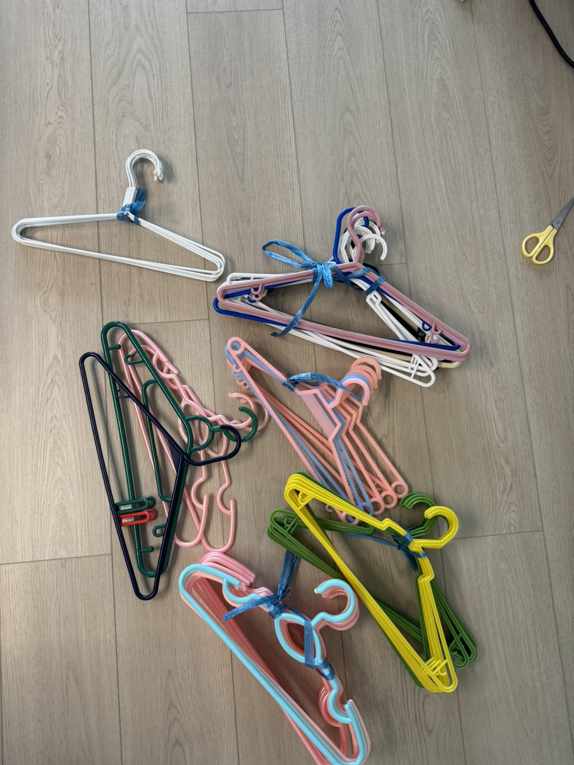 Plastic Hangers in bulk - photo 3