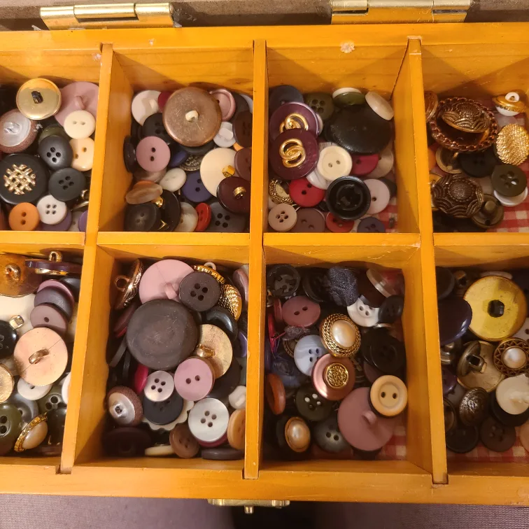 BUTTONS huge amount of vintage ones. image indicator(2)