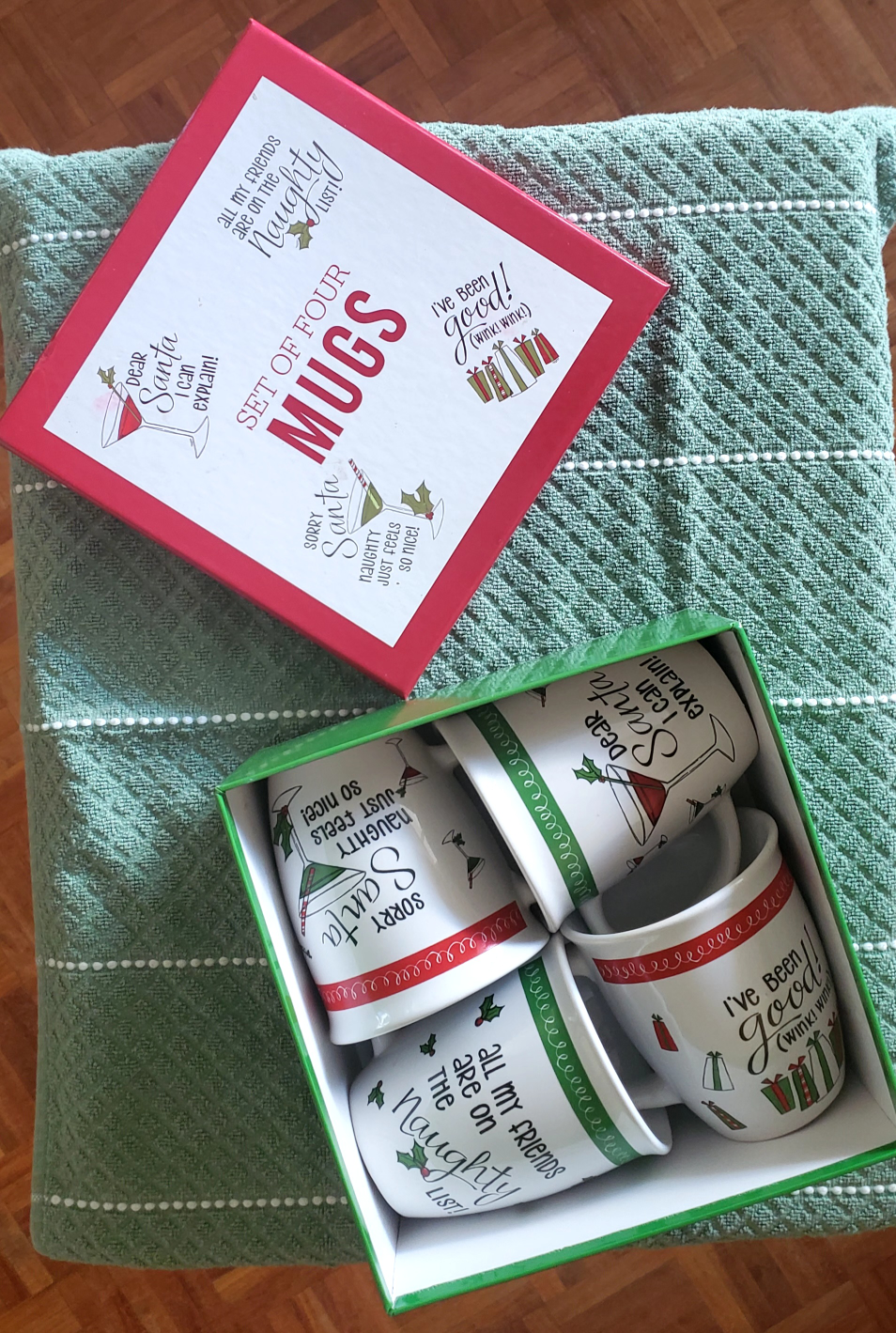 $ 20 Both Sets-X-mas set of 4 side plates and 4 Mugs - photo 3