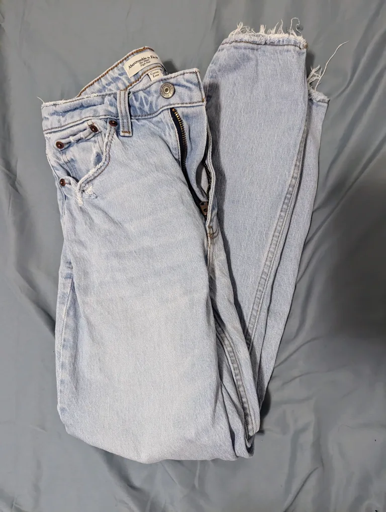 2x women's bottons: Lululemon and Abercrombie and Fitch image indicator(2)