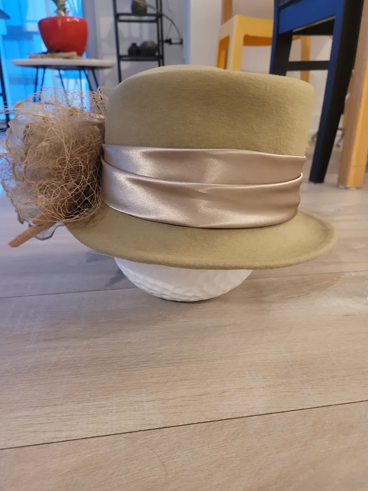 Elegant Felt Hat with Feathers and Veil image indicator(2)