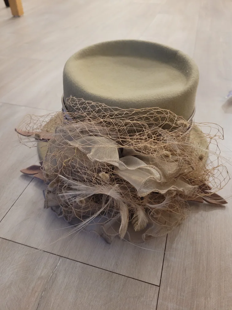 Elegant Felt Hat with Feathers and Veil image indicator(3)