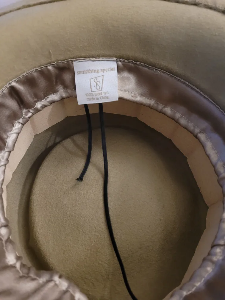 Elegant Felt Hat with Feathers and Veil image indicator(4)